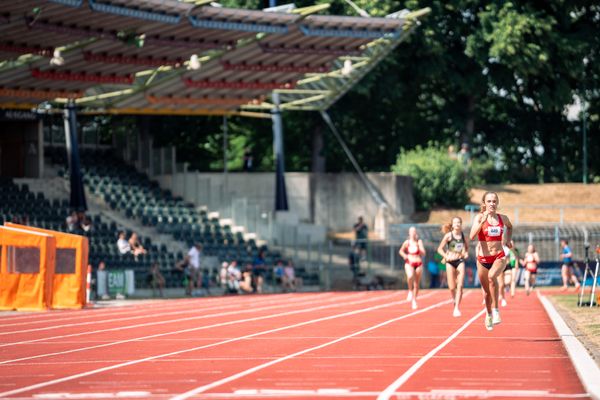 Sarah Fleur Schulze (VfL Eintracht Hannover) auf der Zielgeraden beim 800m Lauf am 03.07.2022 waehrend den NLV+BLV Leichtathletik-Landesmeisterschaften im Jahnstadion in Goettingen (Tag 1)